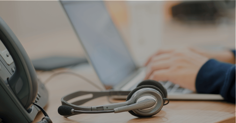Customer service team laptop and casque